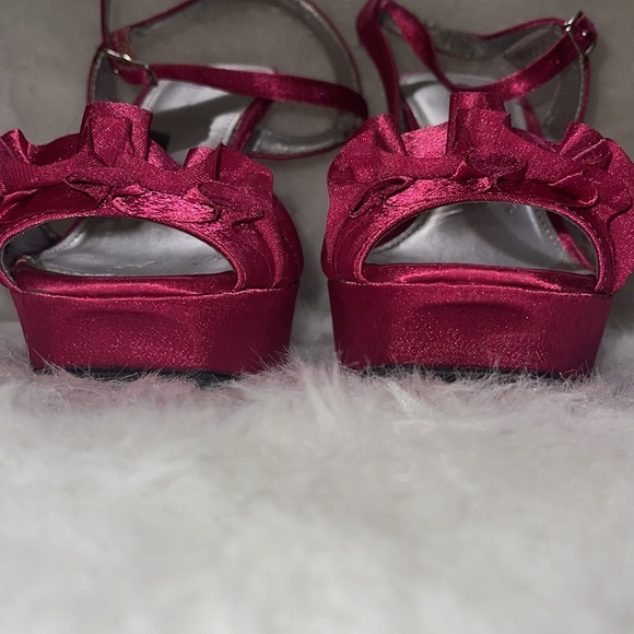 Hot pink high heels - Picture 3 of 4